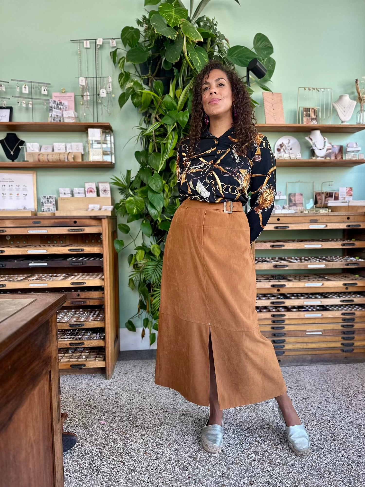 Vintage statement blouse met barok details in Versace stijl gecombineerd op vintage maxi rok