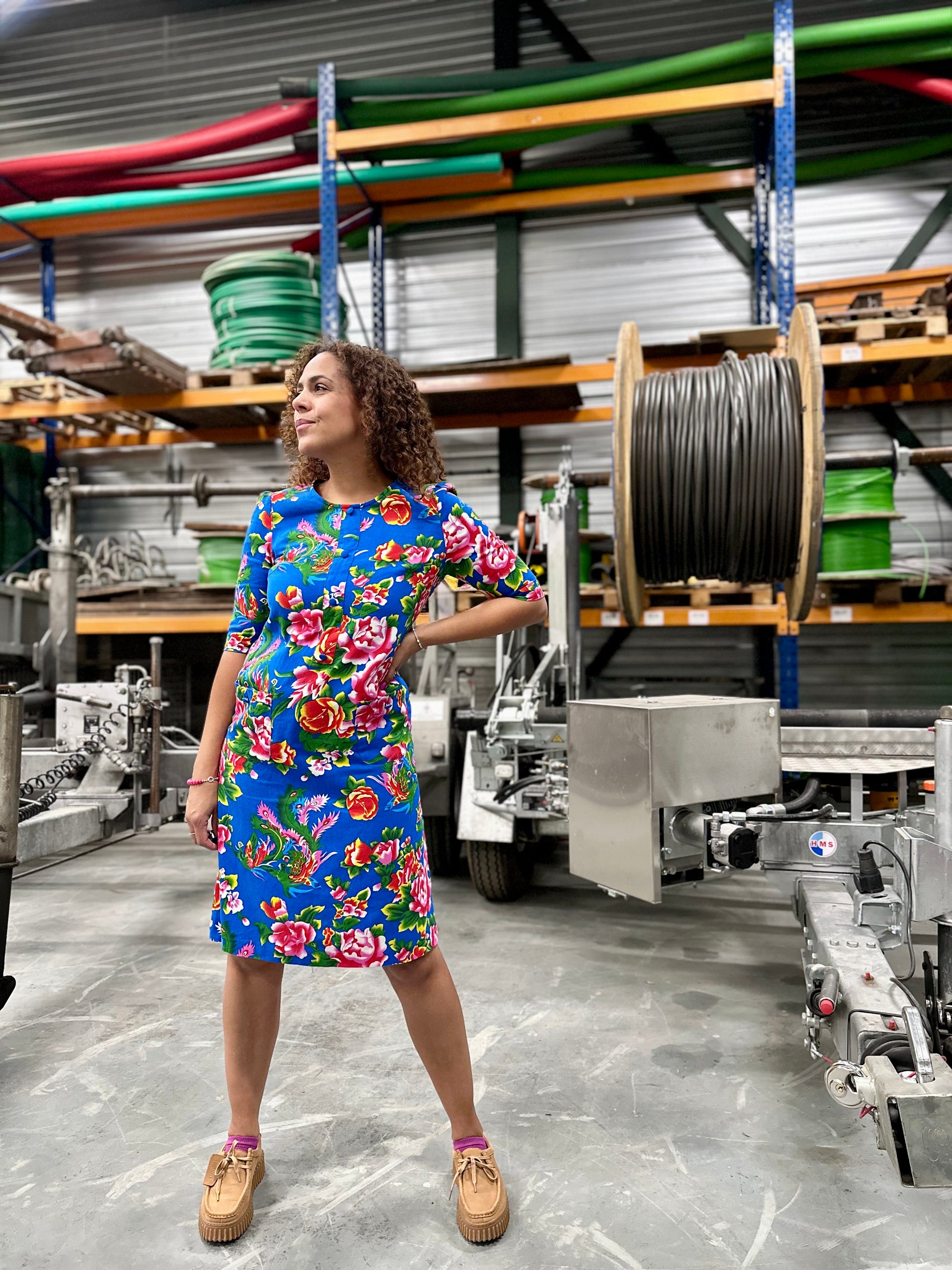 Vintage katoenen jurkje blauw met felgekleurde bloemen print