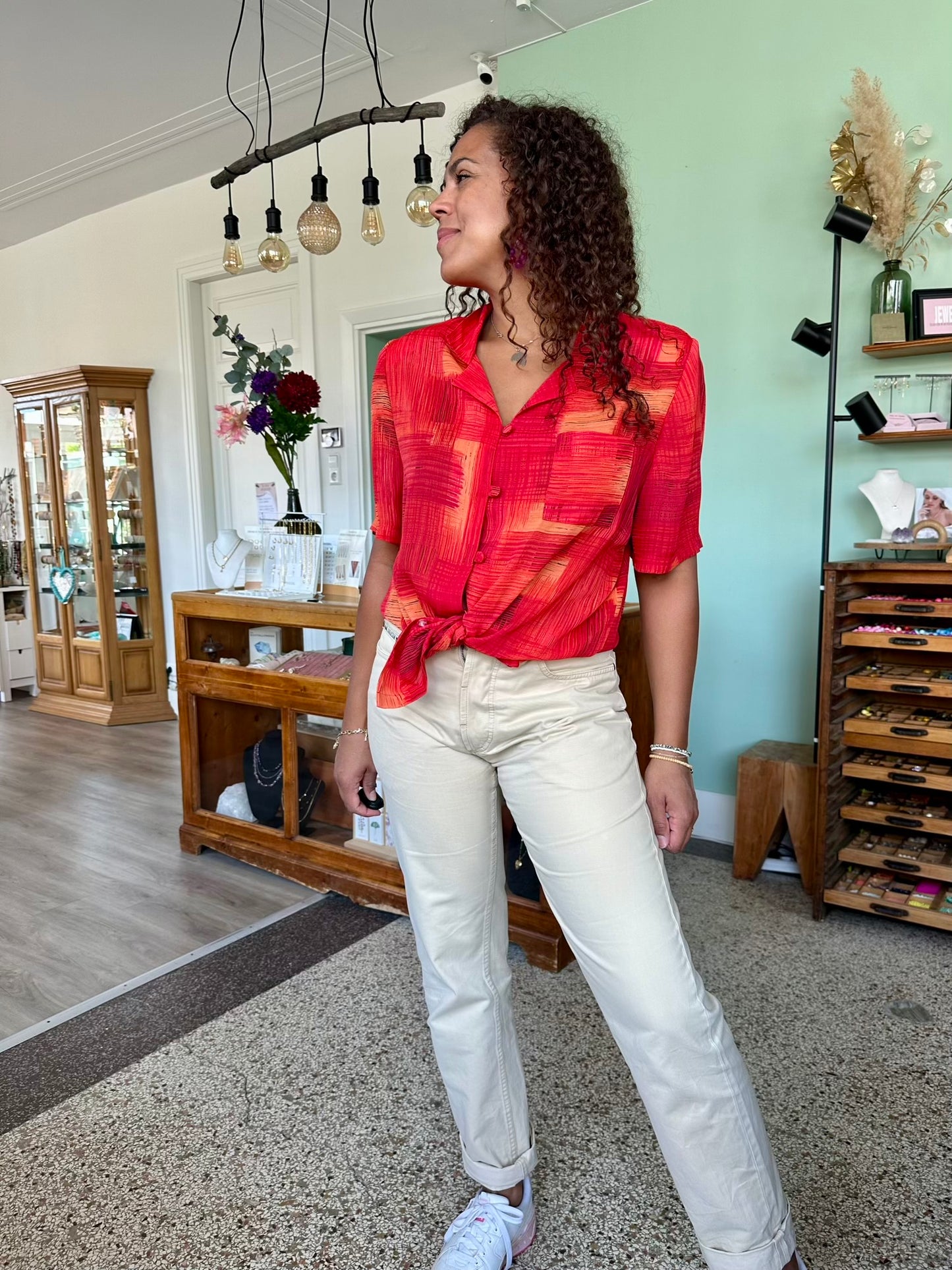 Vintage rode blouse in rood en oranje tinten met een patchwork patroon, korte mouwen en rechte pasvorm