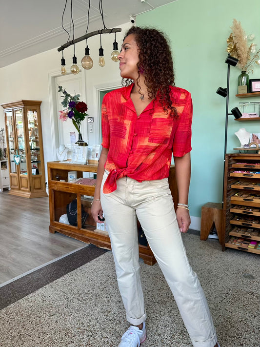 Vintage rode blouse in rood en oranje tinten met een patchwork patroon, korte mouwen en rechte pasvorm