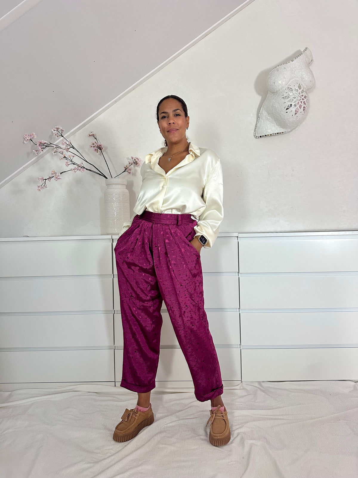 Vintage high waist pantalon in aubergine kleur met subtiele glans 