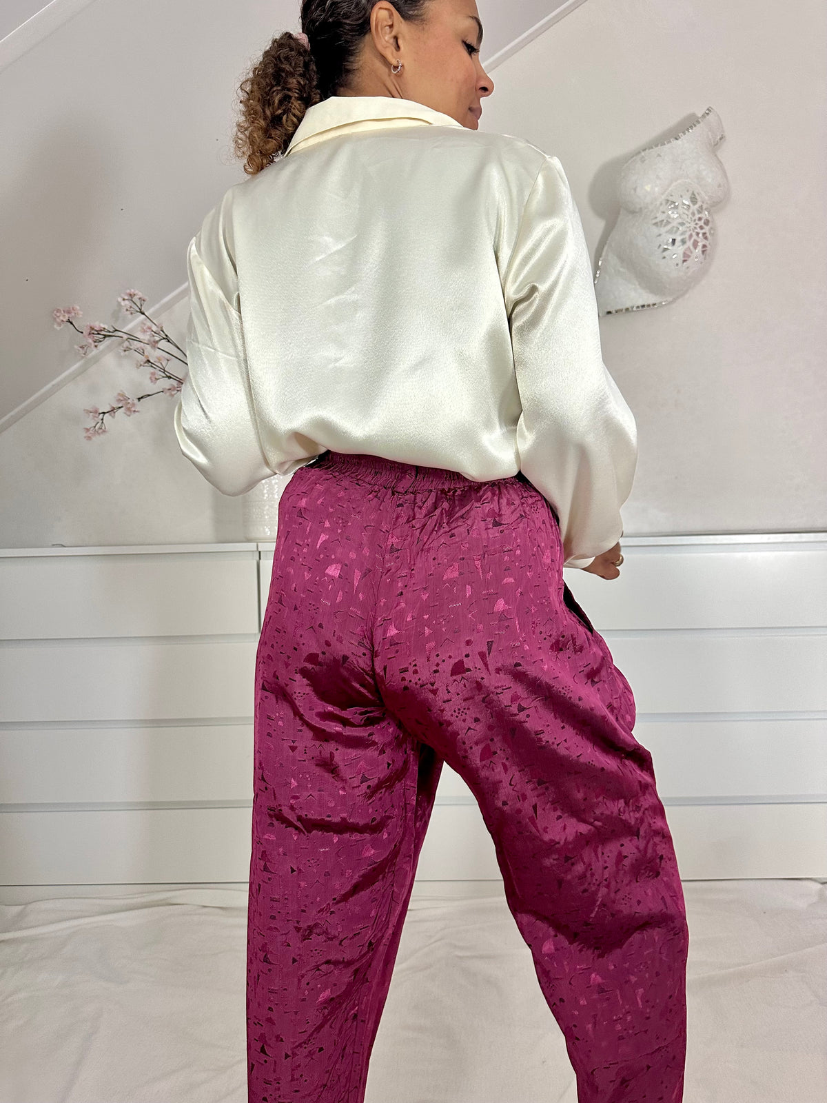 Achterkant van vintage pantalon met glans en print 