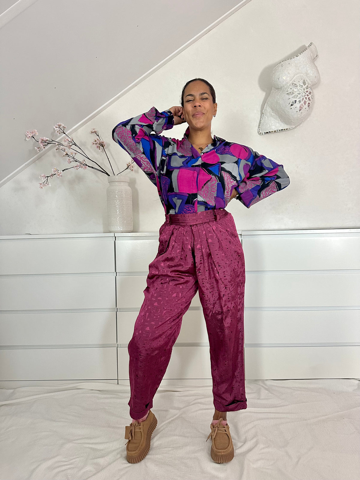 Vintage Bordeaux rode pantalon gecombineerd met drukke print blouse 
