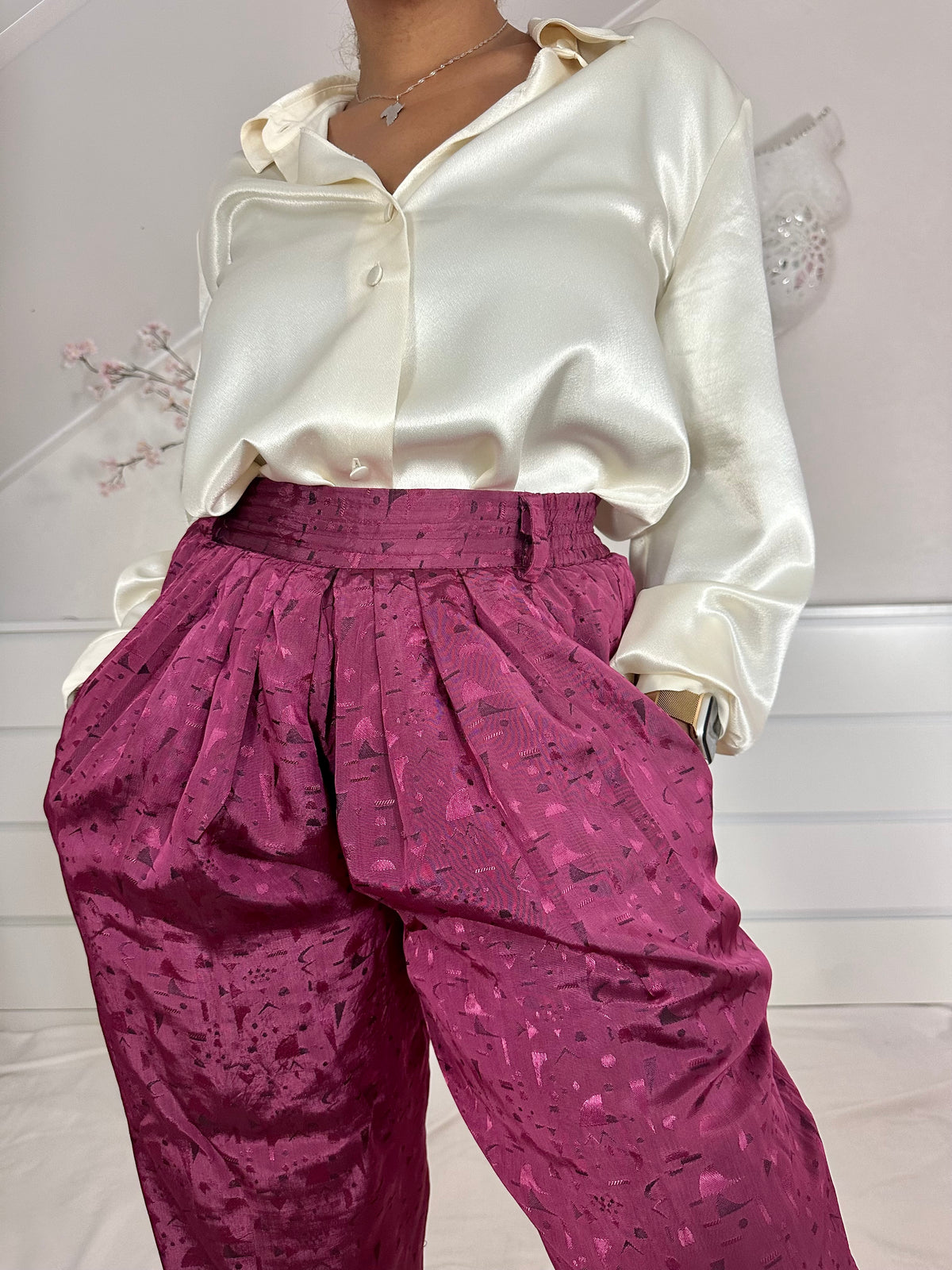 Vintage high Waist broek met plooien en abstracte print in burgundy 