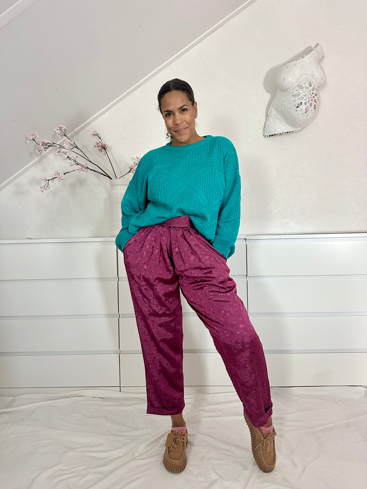 Vintage burgundy high waist broek gedragen met turquoise sweater 