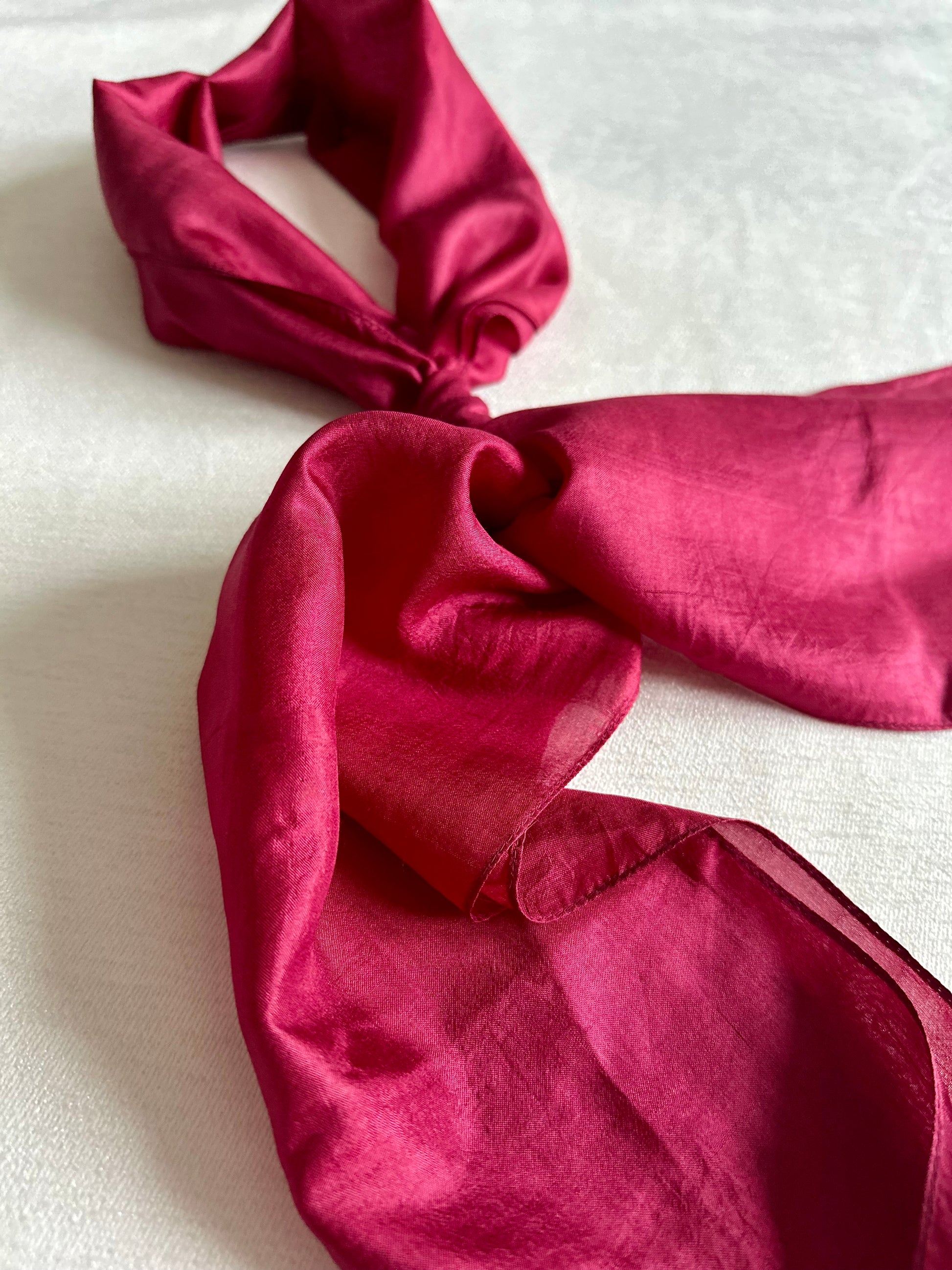 retro sjaaltje gemaakt van zijde in trendkleur burgundy, vrouwelijk en elegant