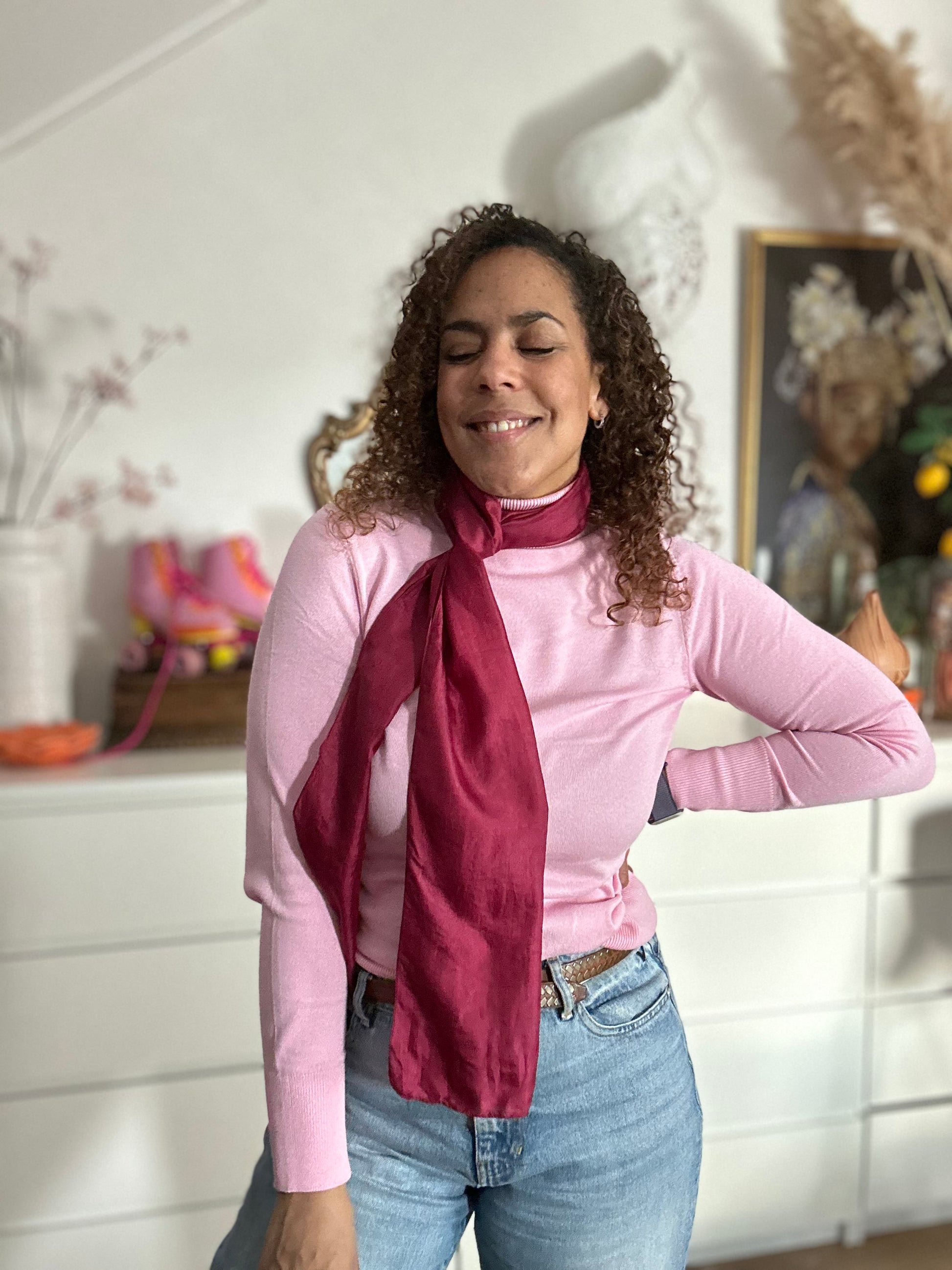 vintage burgundy sjaaltje van zijde rondom de nek geknoopt