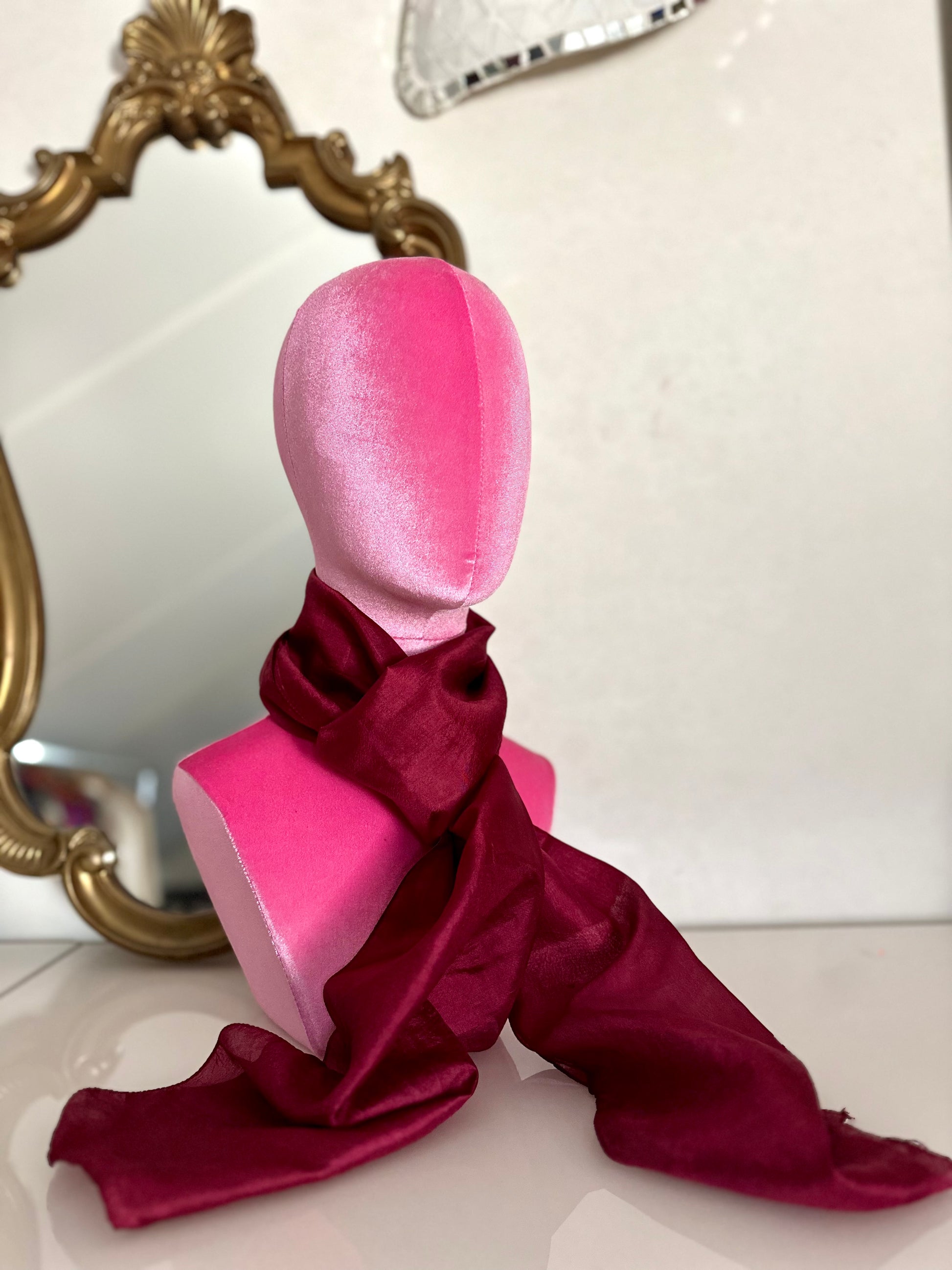 vintage bordeuax rood sjaaltje rondom de hals gedragen