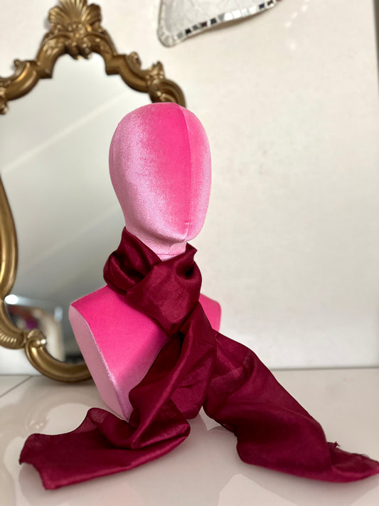 vintage bordeuax rood sjaaltje rondom de hals gedragen