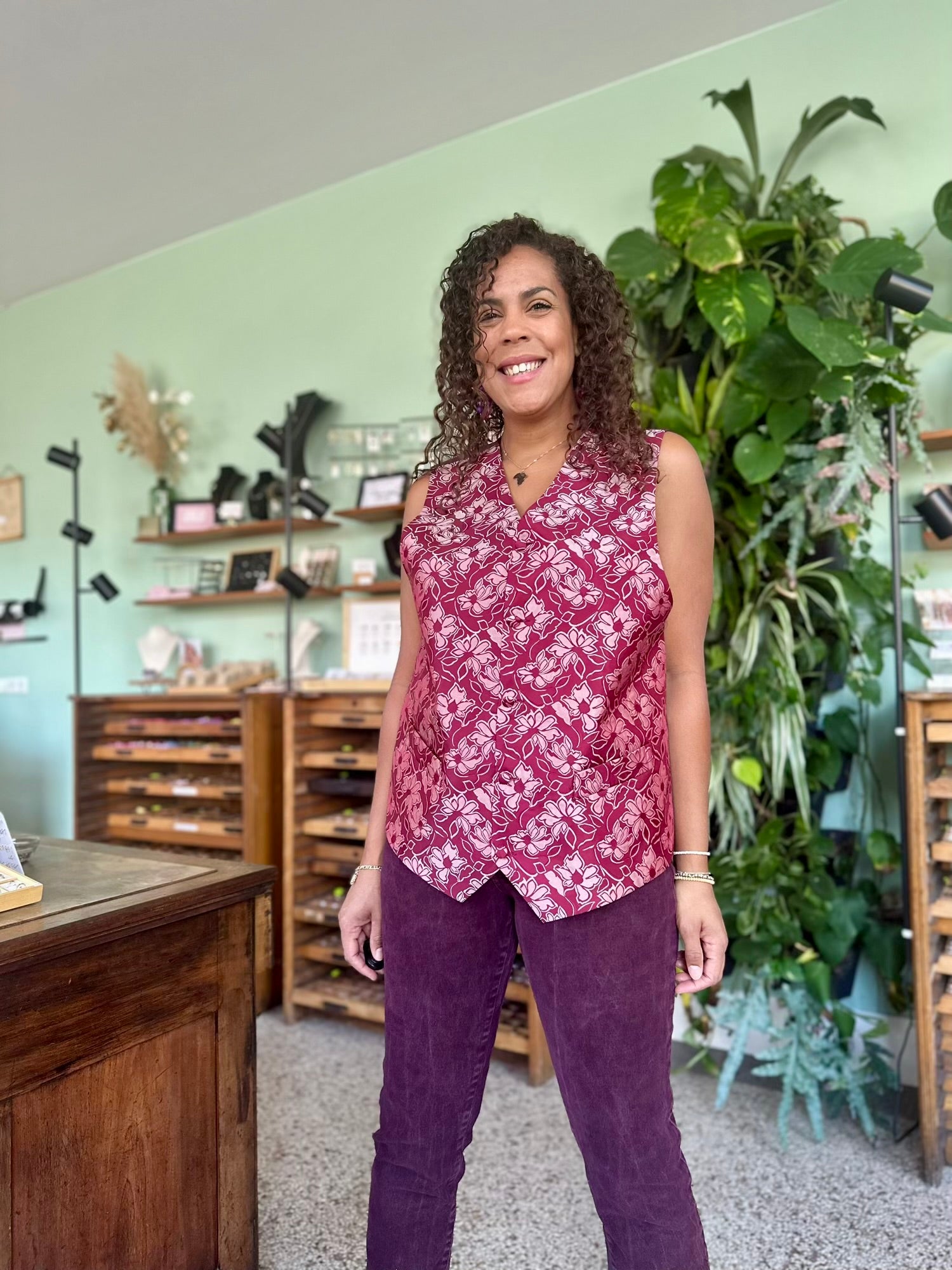 vintage gilet in bordeaux rood met glanzend bloemen patroon aan de voorzijde chique en netjes 