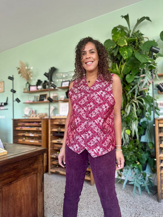 vintage gilet in bordeaux rood met glanzend bloemen patroon aan de voorzijde chique en netjes 