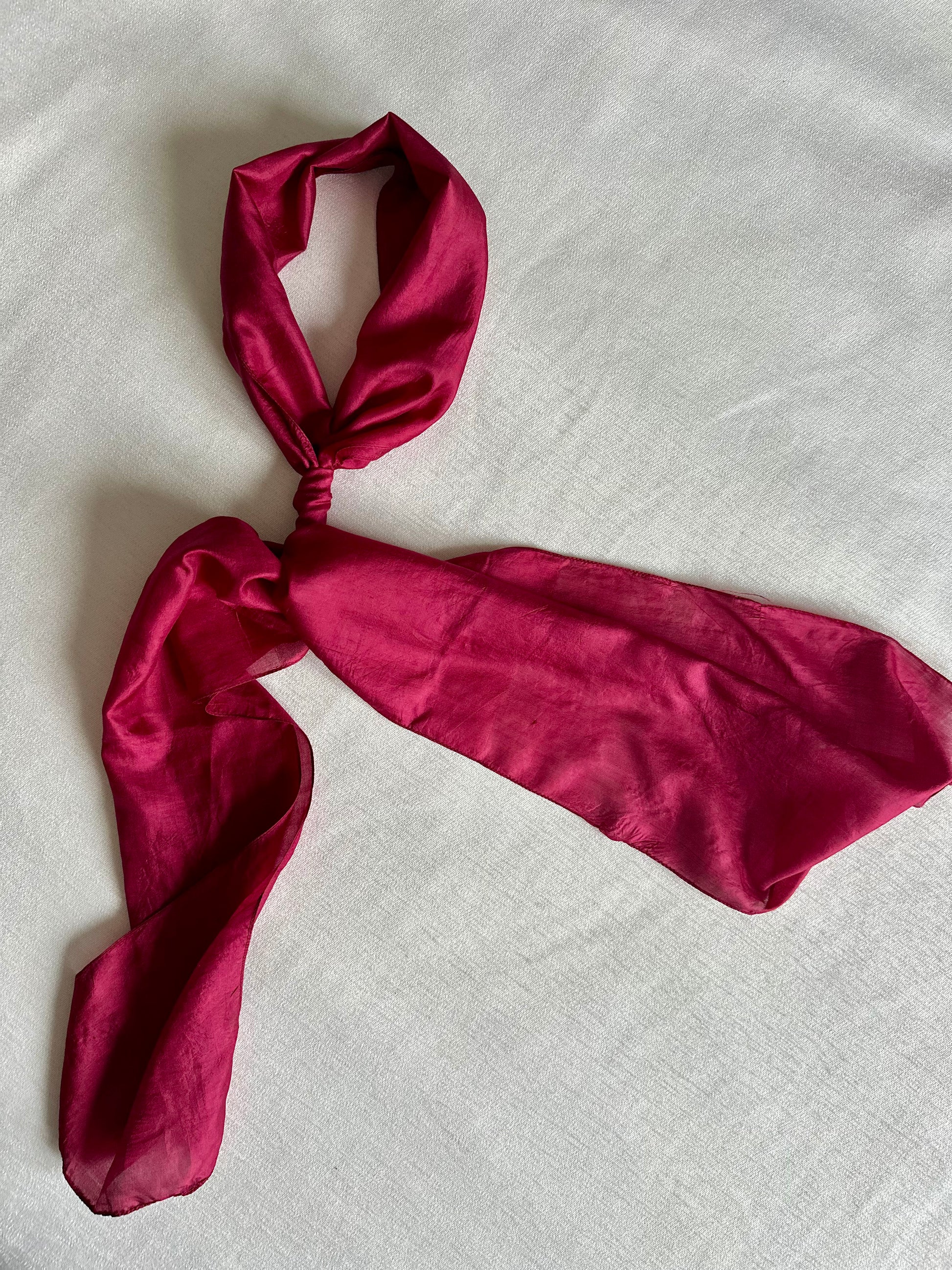 vintage bordeaux rood sjaaltje van zijde, elegante accessoire
