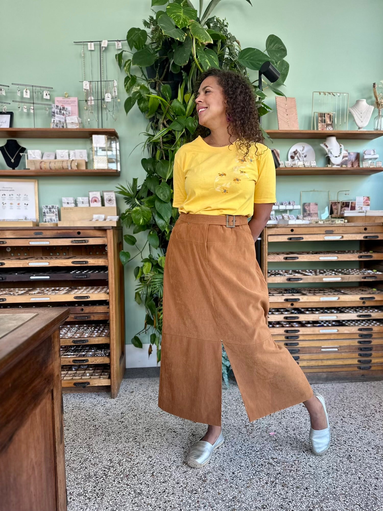 Elegante herfstrok in camel, vintage vegan suède maxi met split, draag casual of chique