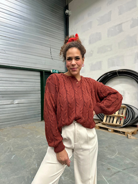 Vintage trui gebreid met kabel patroon in warm bruin
