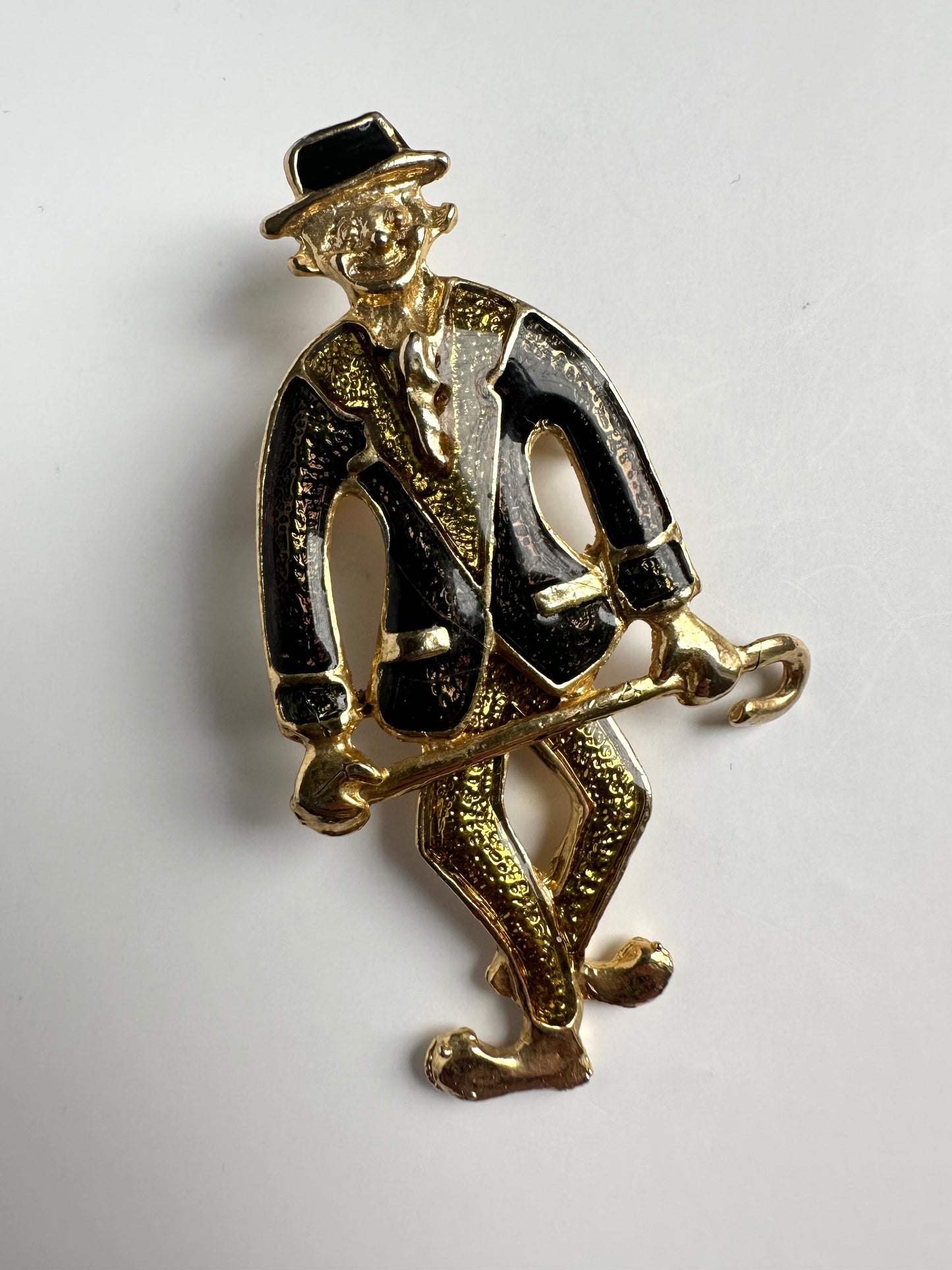 Vintage goudkleurige broche in clown vorm met een donkergroene jas 