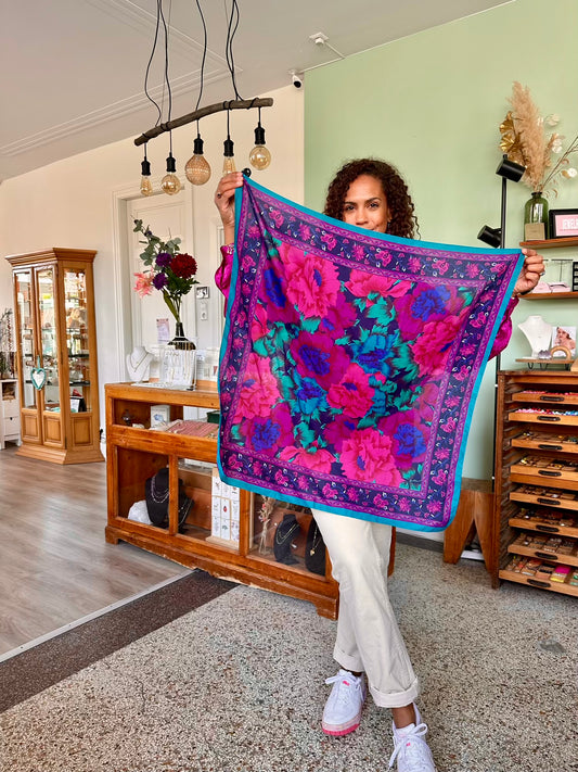 Vintage sjaaltje in kleuren roze paars en blauw, ideale accessoire  
