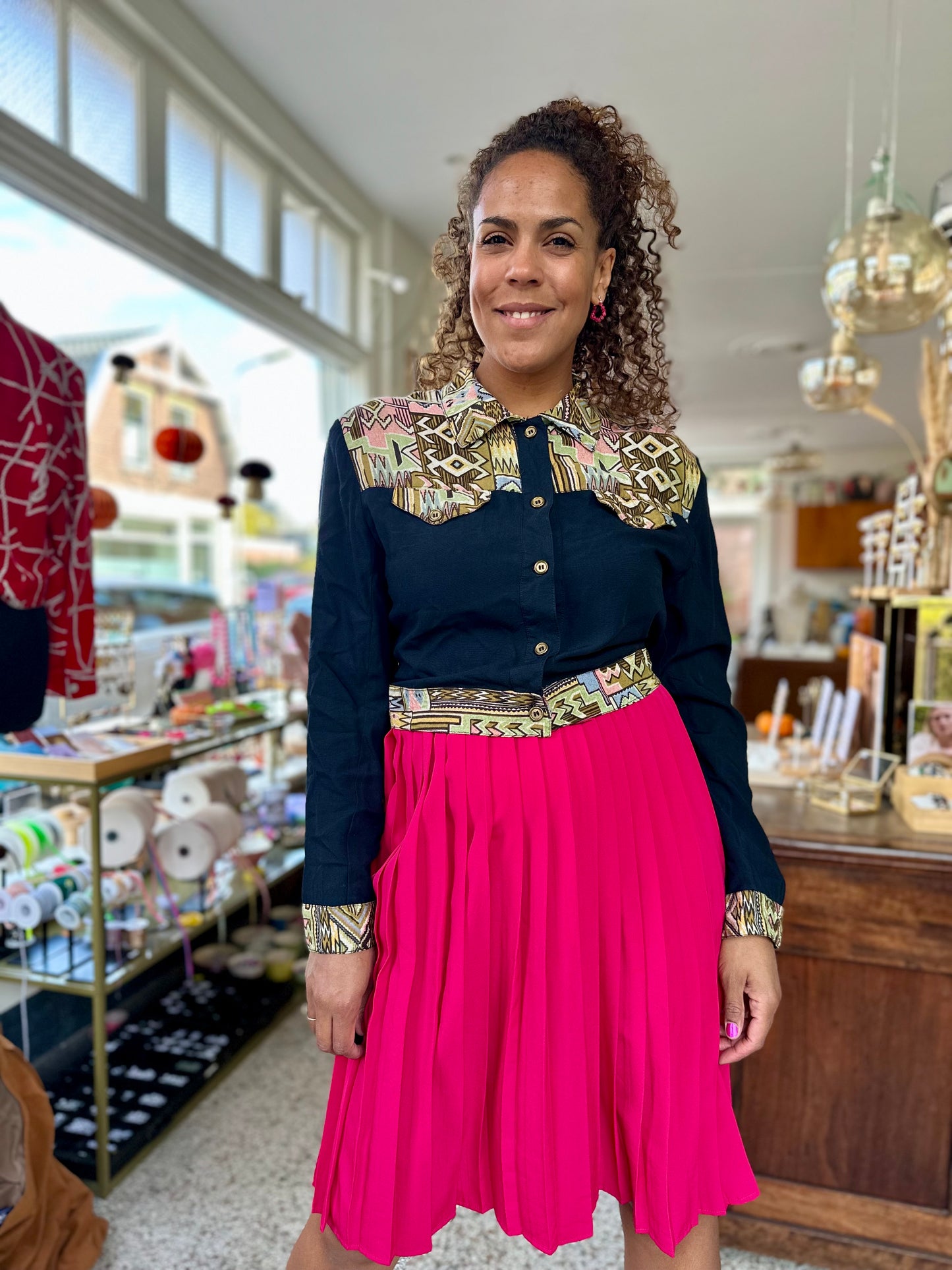 Vintage zwarte korte blouse met gekleurde azteek inspired print