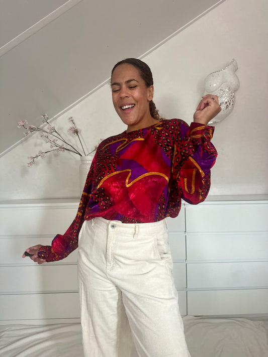 Kleurrijke vintage damesblouse met rood roze paarse print en lange mouwen