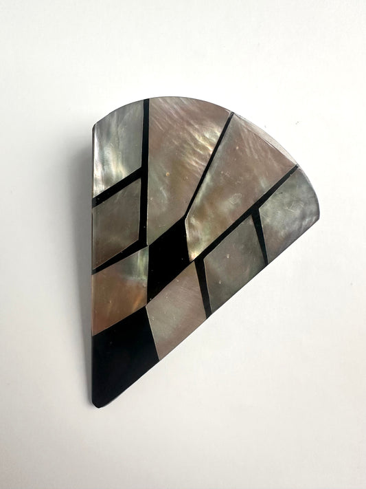 Vintage mid-century stijl broche in vorm van een driehoek, met parelmoer ingelegd 