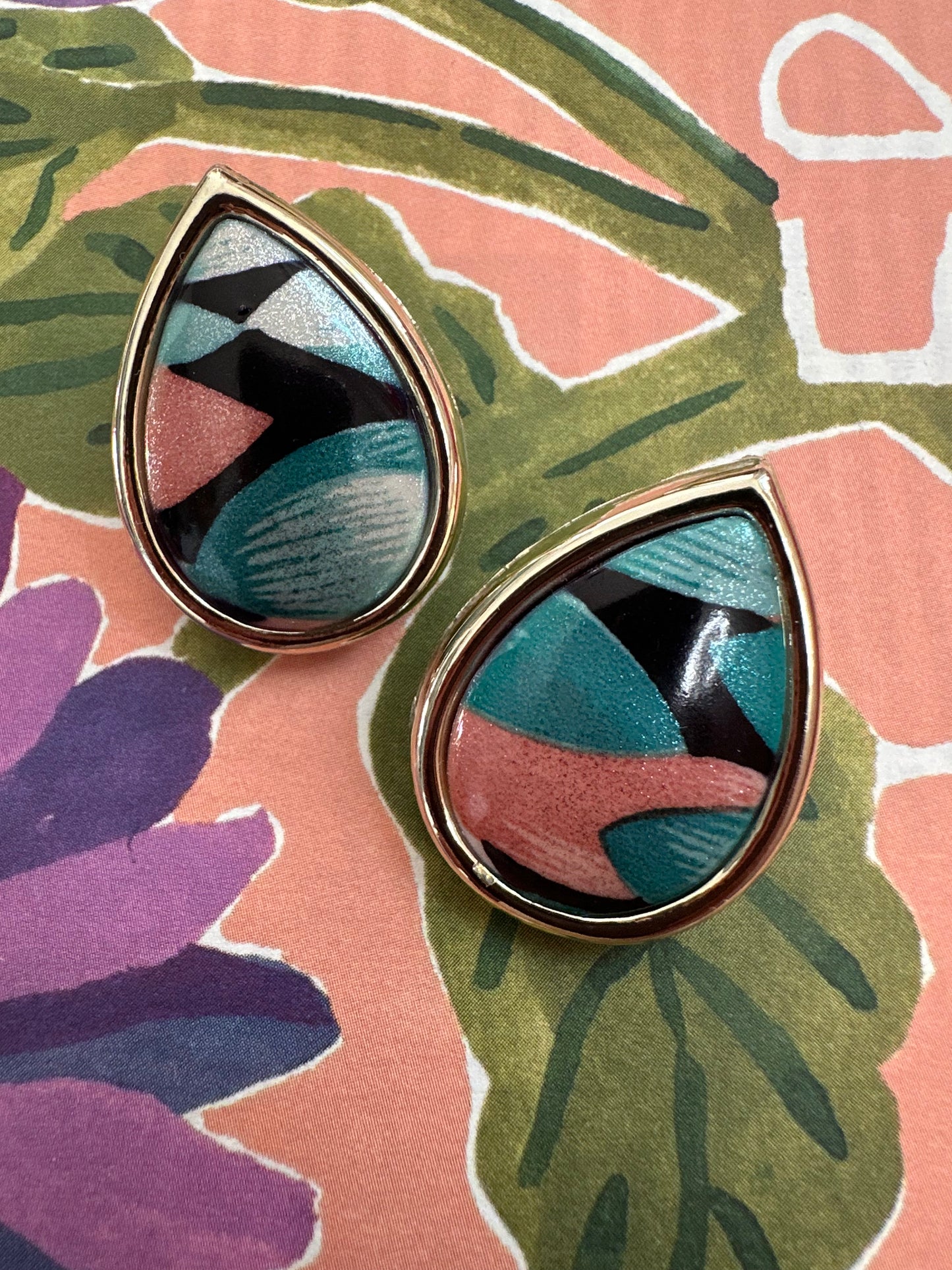 Vintage druppelvormige oorbellen met abstracte print