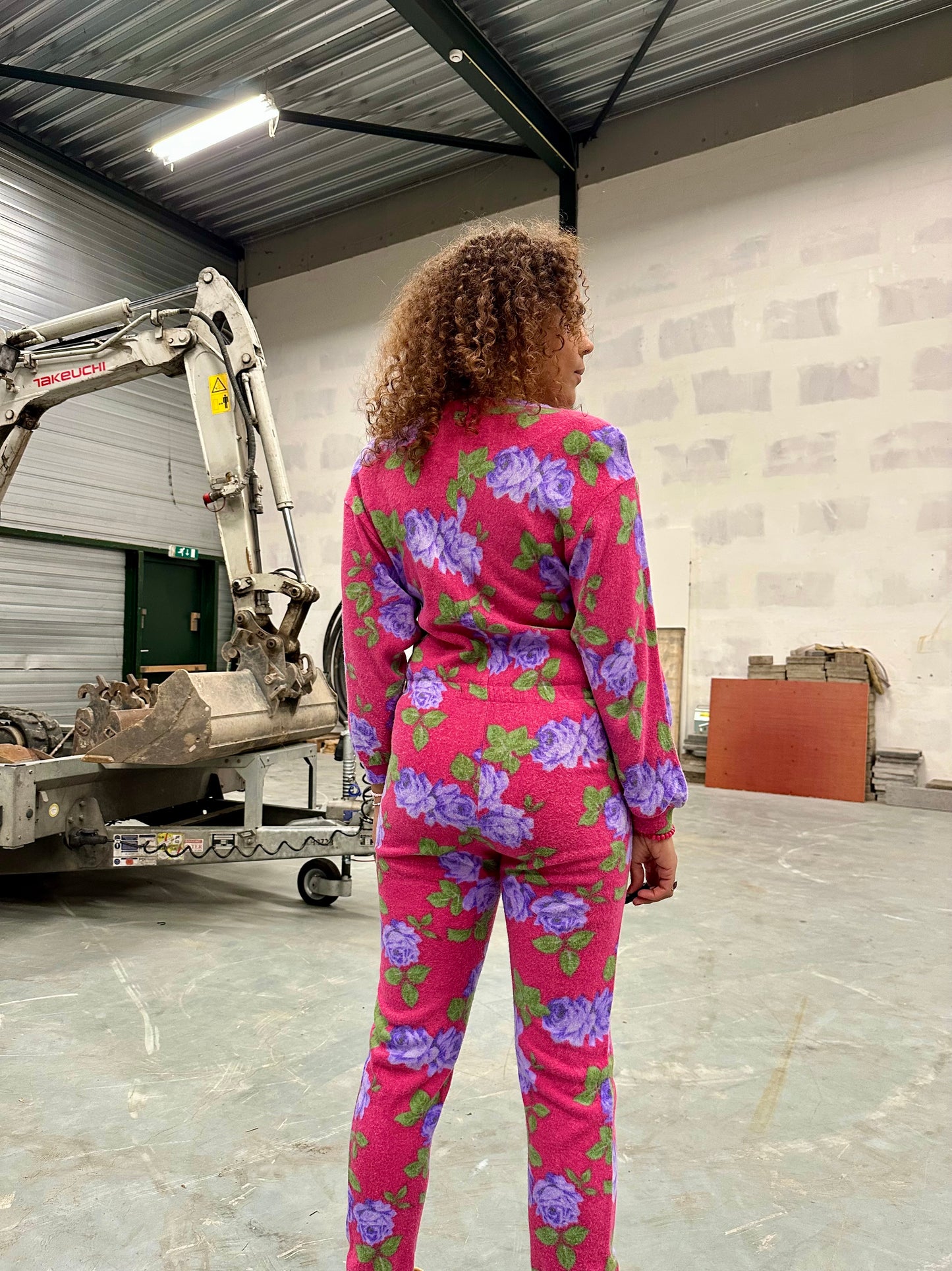 Retro fuchsia jumpsuit met bloemenprint in warme fleece stof