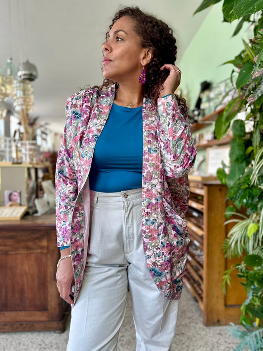 vintage open jasje in roze met bloemenprint, grote schouders en oversized fit, subtiele glans en elegante details