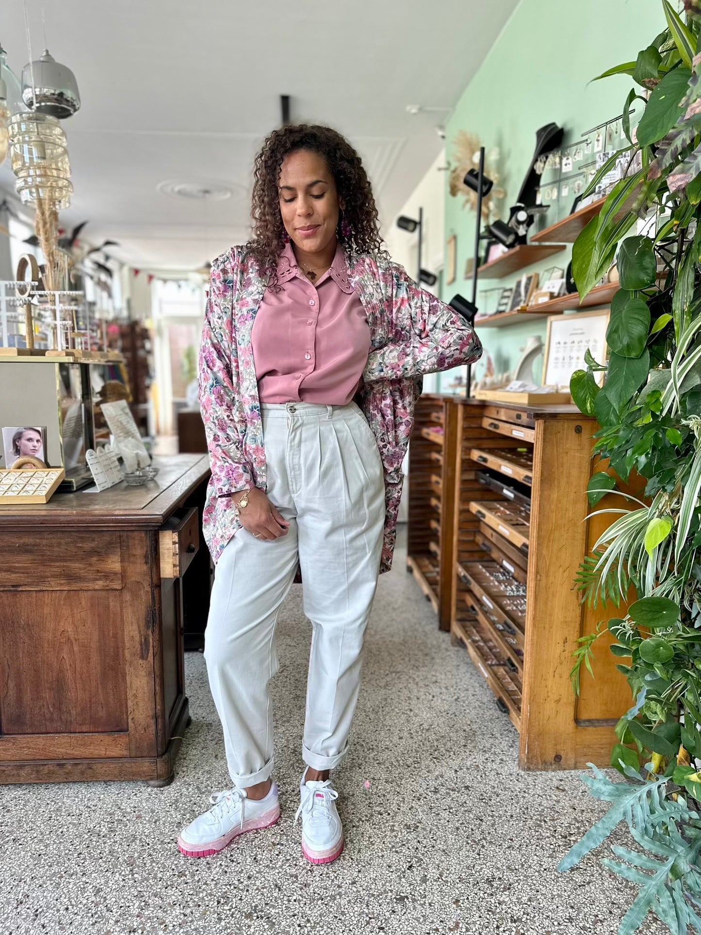 vintage blazer zonder knopen gecombineerd met een roze blouse