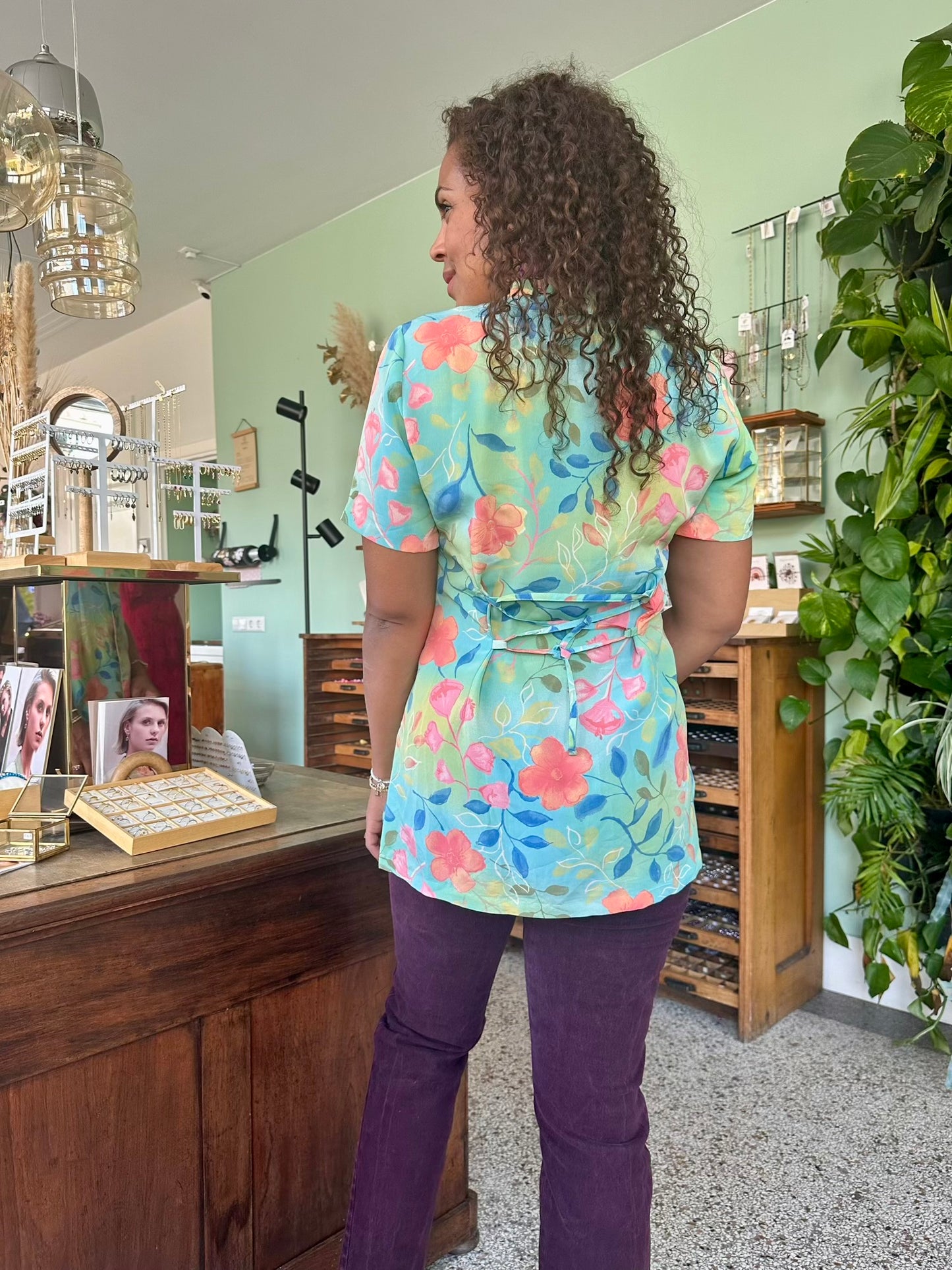Achterkant. van. de retro blouse met lange pasvorm in soepel polyester