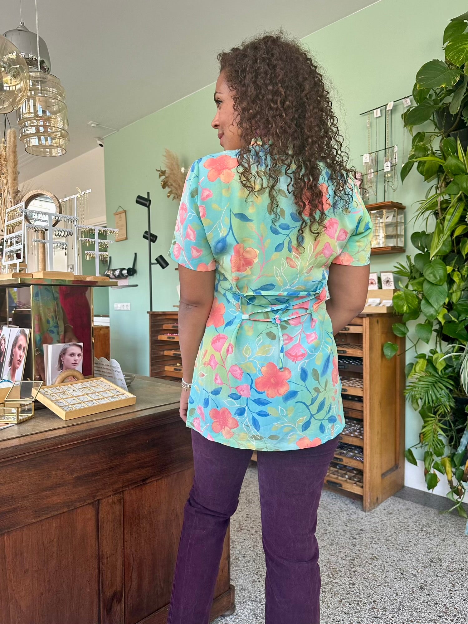 Achterkant. van. de retro blouse met lange pasvorm in soepel polyester