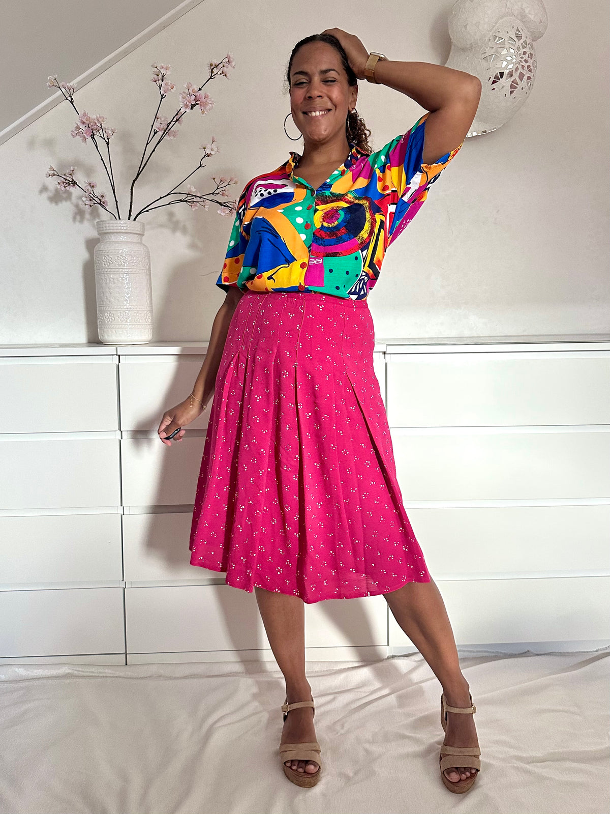 Vintage outfit bestaande uit fuchsia rok en jaren negentig blouse met felle kleuren