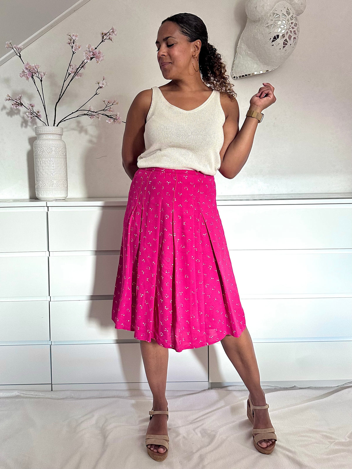 Retro roze rok met plooien, hoge taille en midi lengte