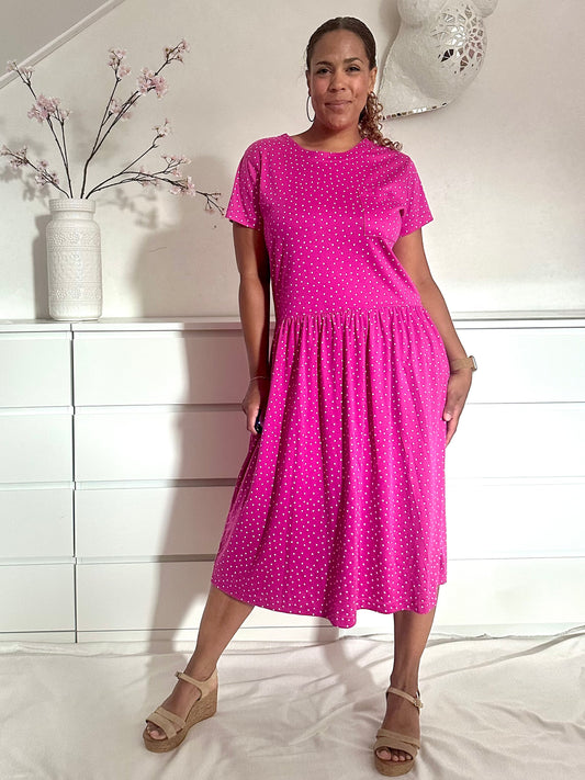 Vintage roze jurk met polka dot print en geplooide rok