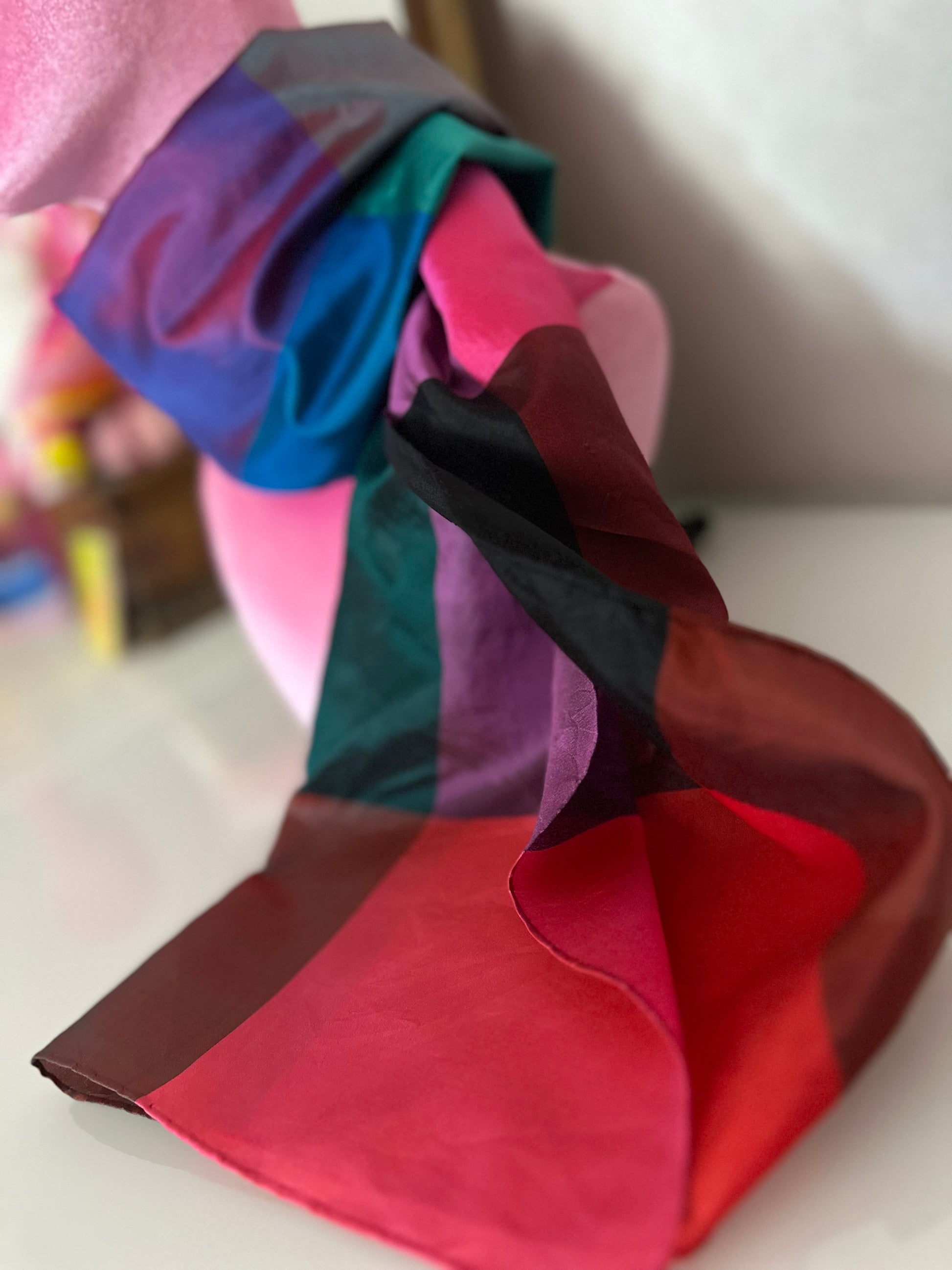 Detail van zijden stof soepel elegant vintage sjaaltje