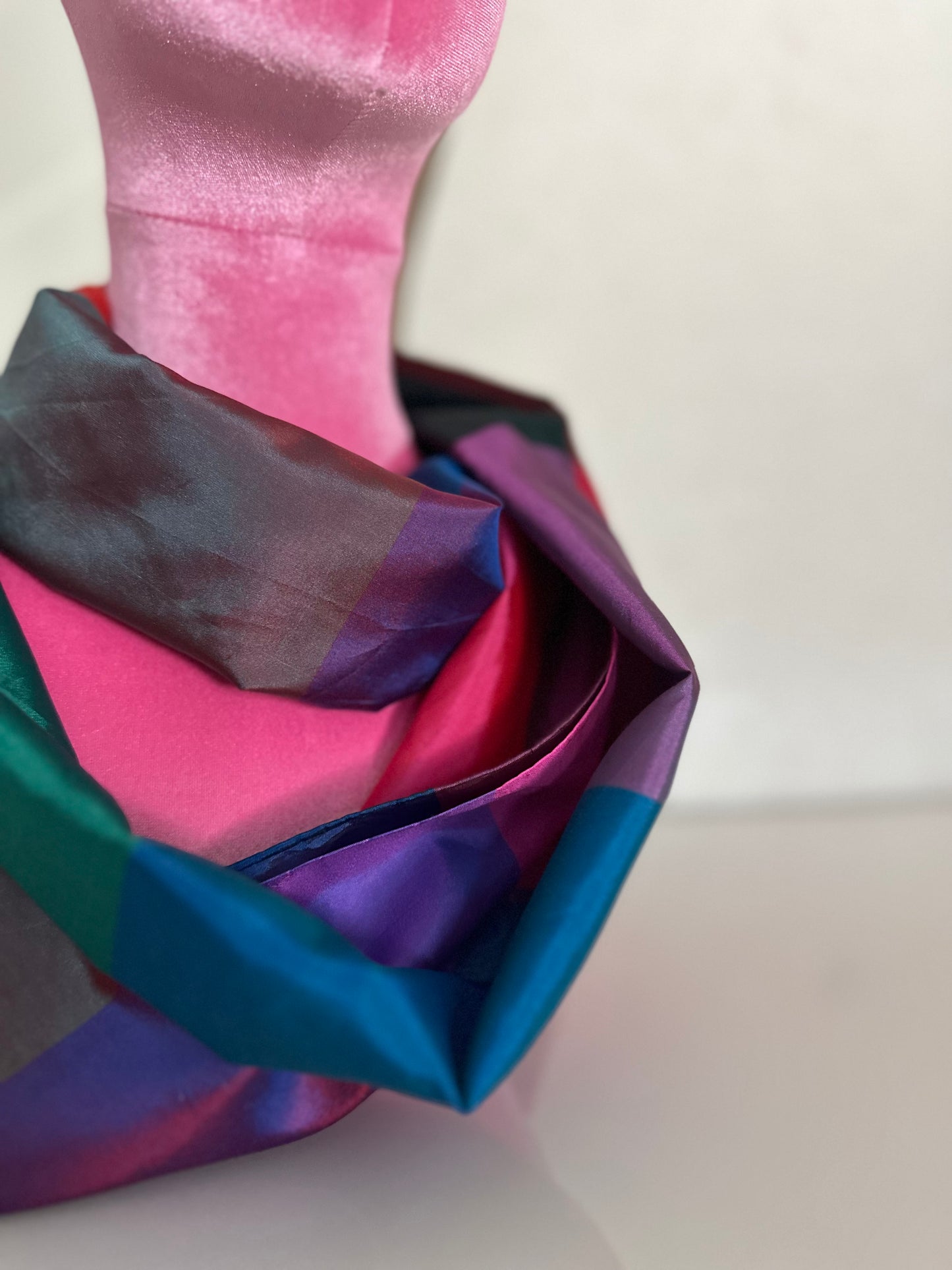 Retro jaren tachtig sjaal in glanzend zijde elegant en stijlvol