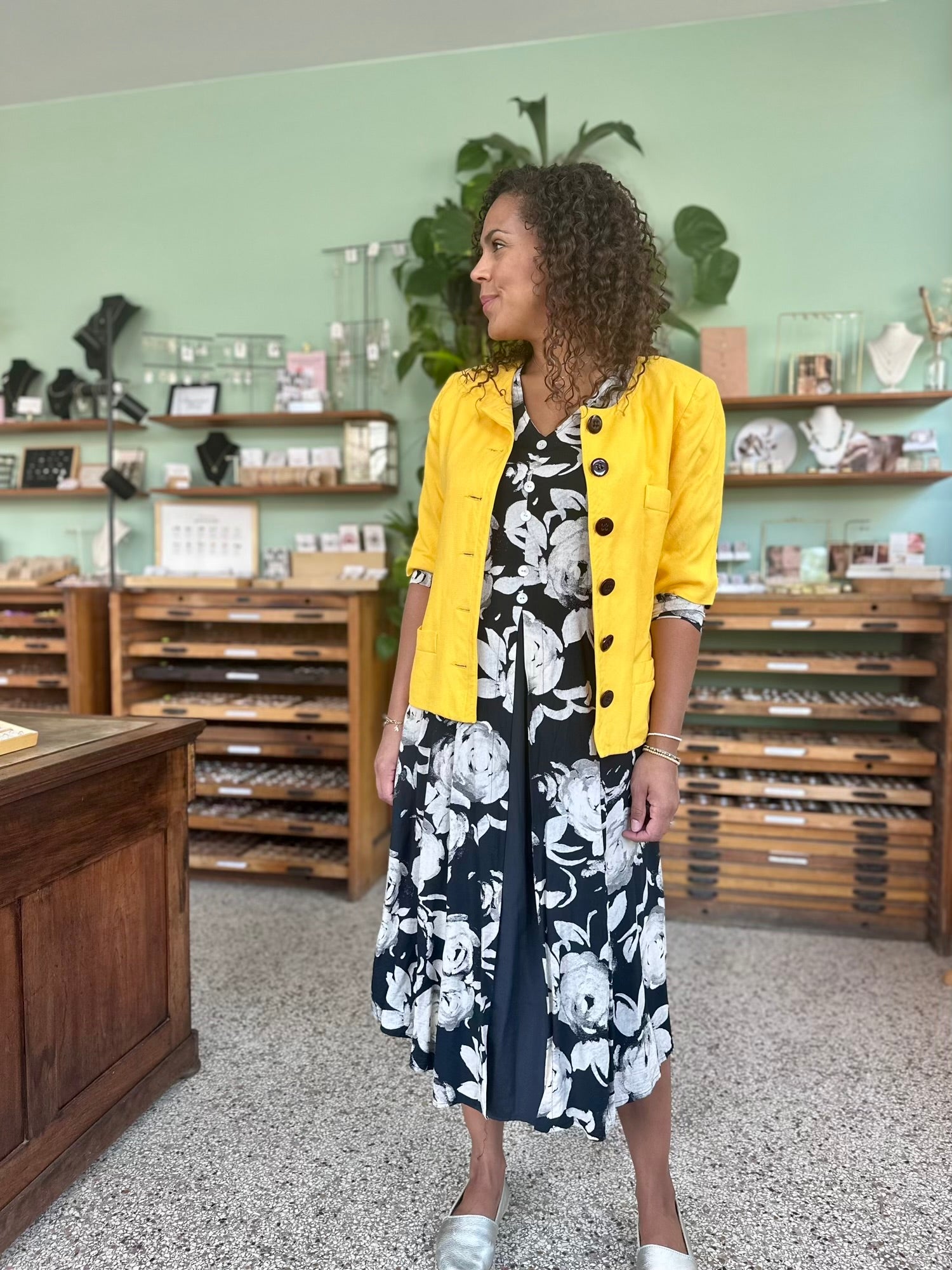 Vintage stijl blazer van natuurlijke materialen met grote zwarte knopen, open gedragen. gecombineerd met jurk