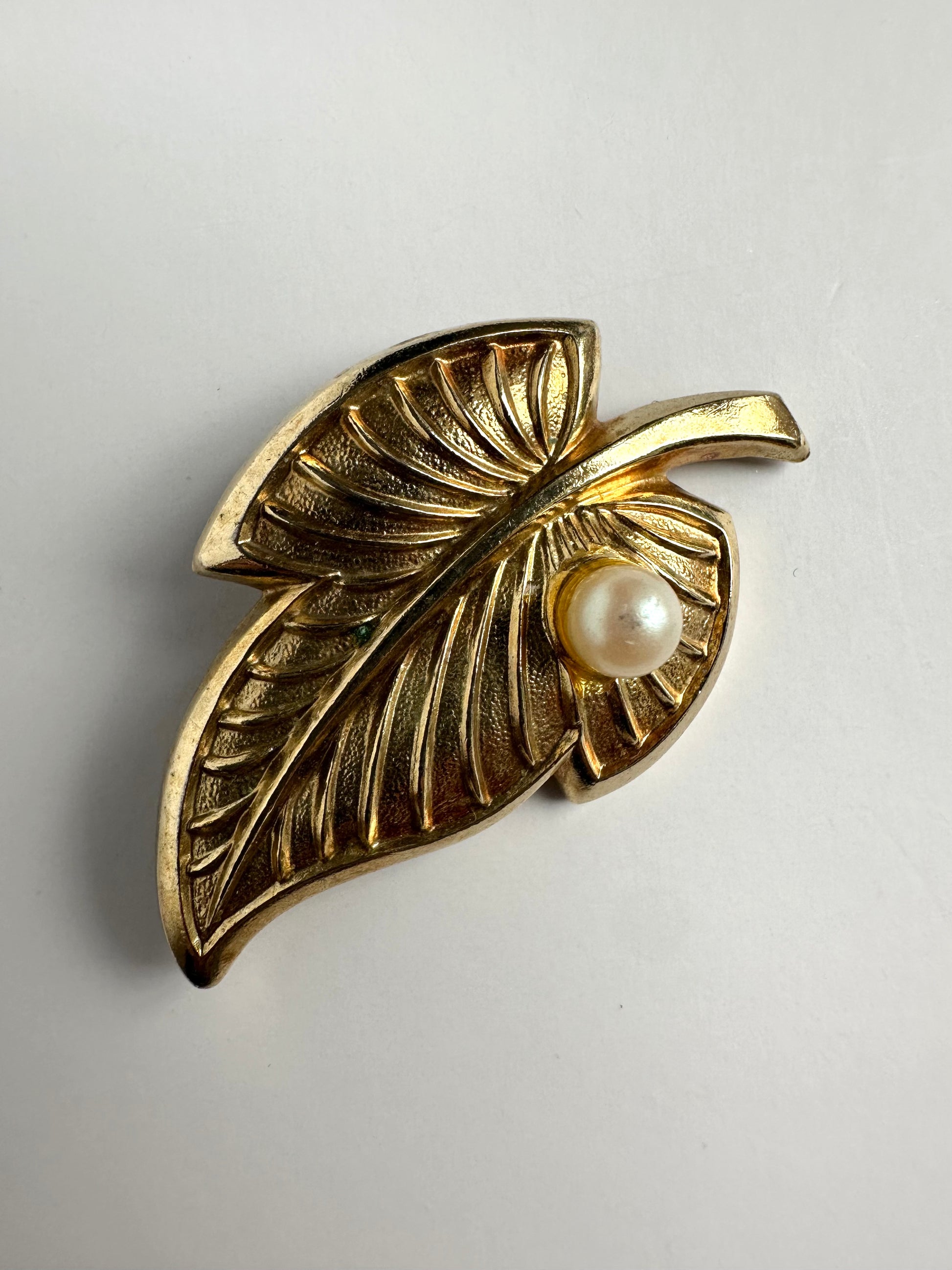 Vintage broche in bladvorm met faux parel en gedetailleerd blad patroon