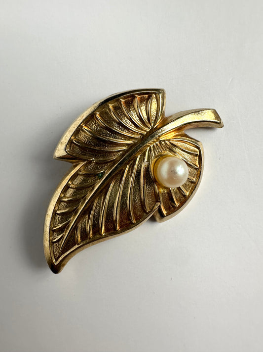 Vintage broche in bladvorm met faux parel en gedetailleerd blad patroon