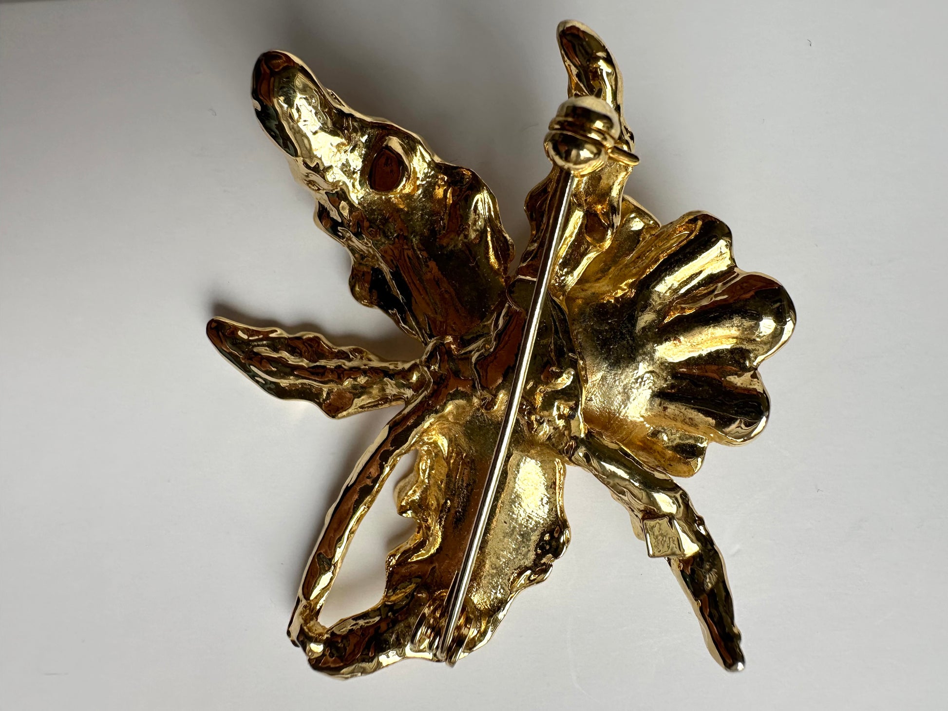 Vintage goudkleurige zware broche in bloemvorm achterzijde