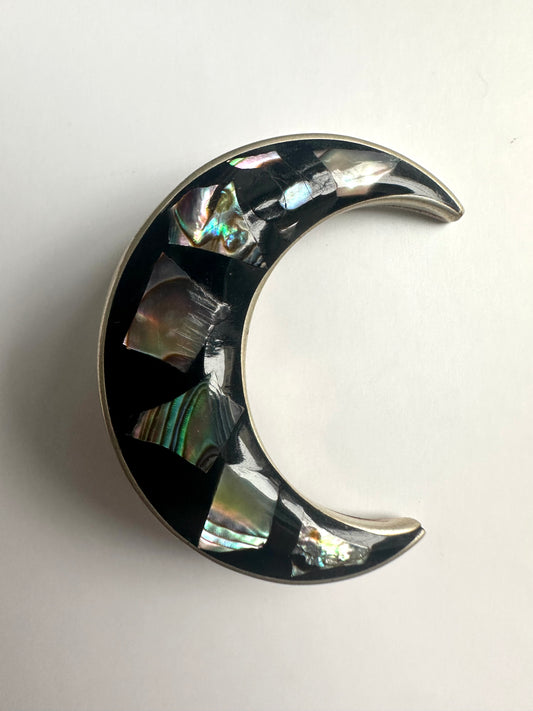 Vintage zilveren broche in have maan vorm, ingelegd met stukjes albalone schelp