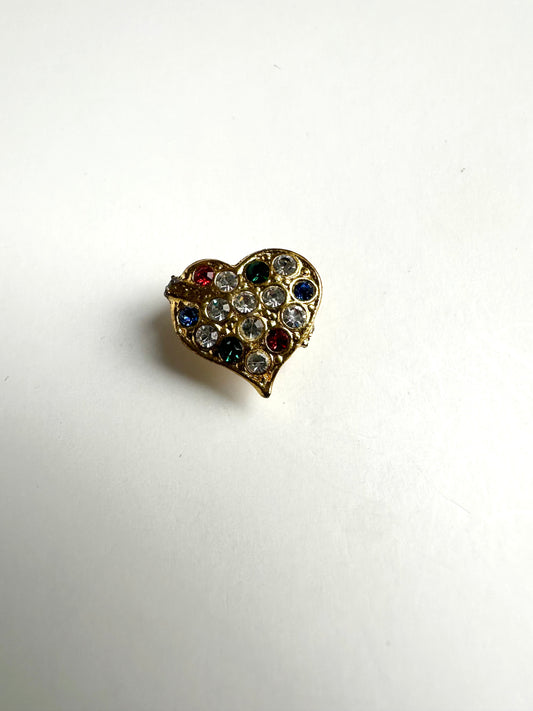 Kleine vintage pin broche in de vorm van een hart, met gekleurde strass steentjes ingelegd