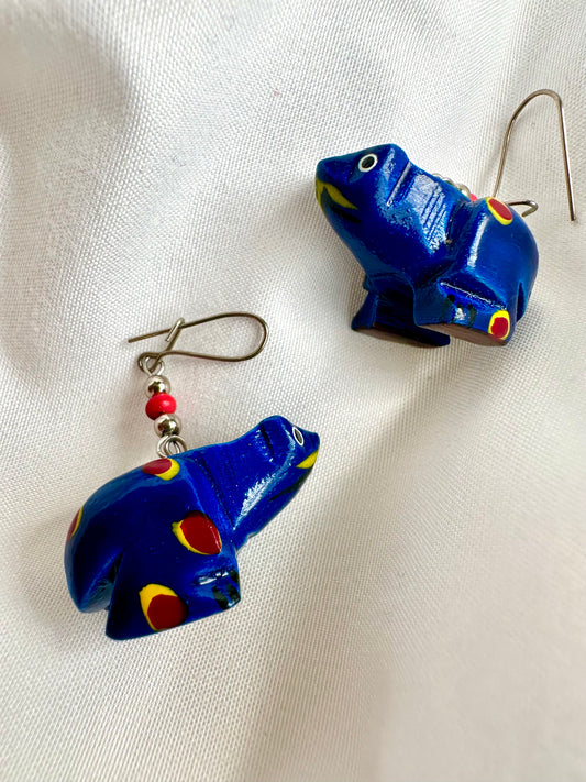 Vintage houten oorbellen in kikker vorm, blauw met rode stippen