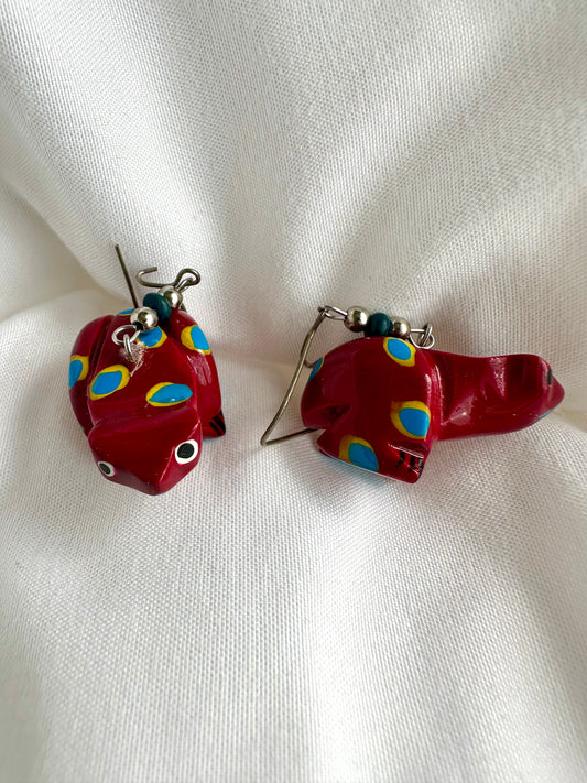 Houten vintage oorbellen, rood in kikker vorm