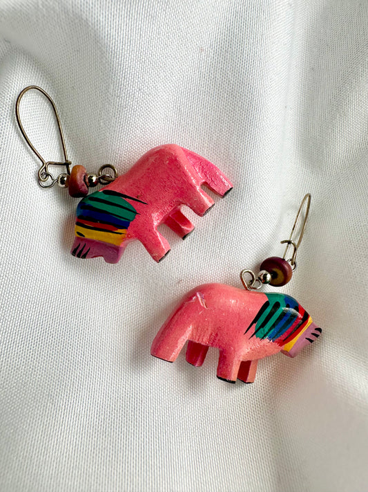 Vintage houten oorbellen, roze met regenboog in vorm van leeuw