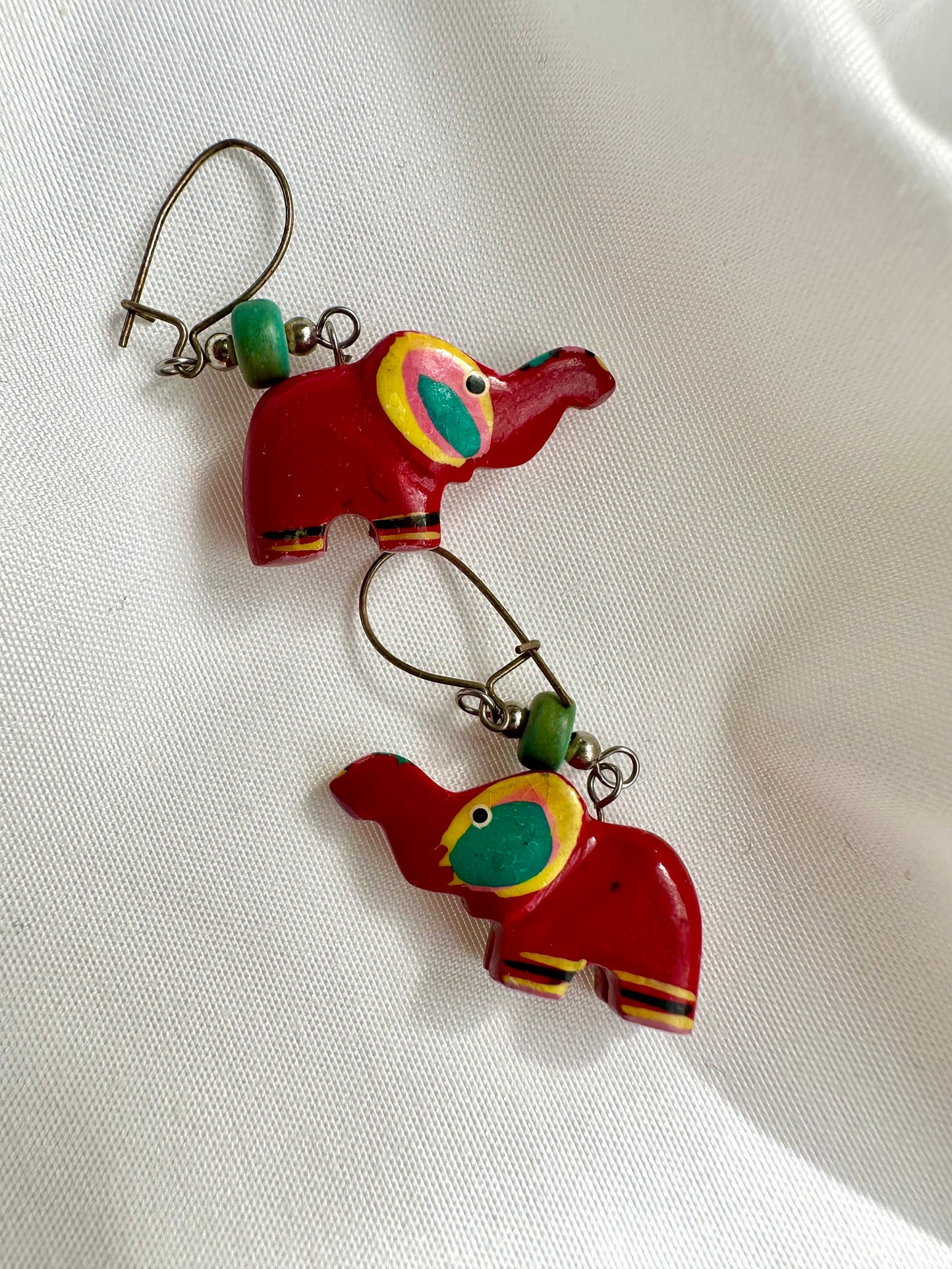 Vintage houten olifant oorbellen, handbeschilderd in rood