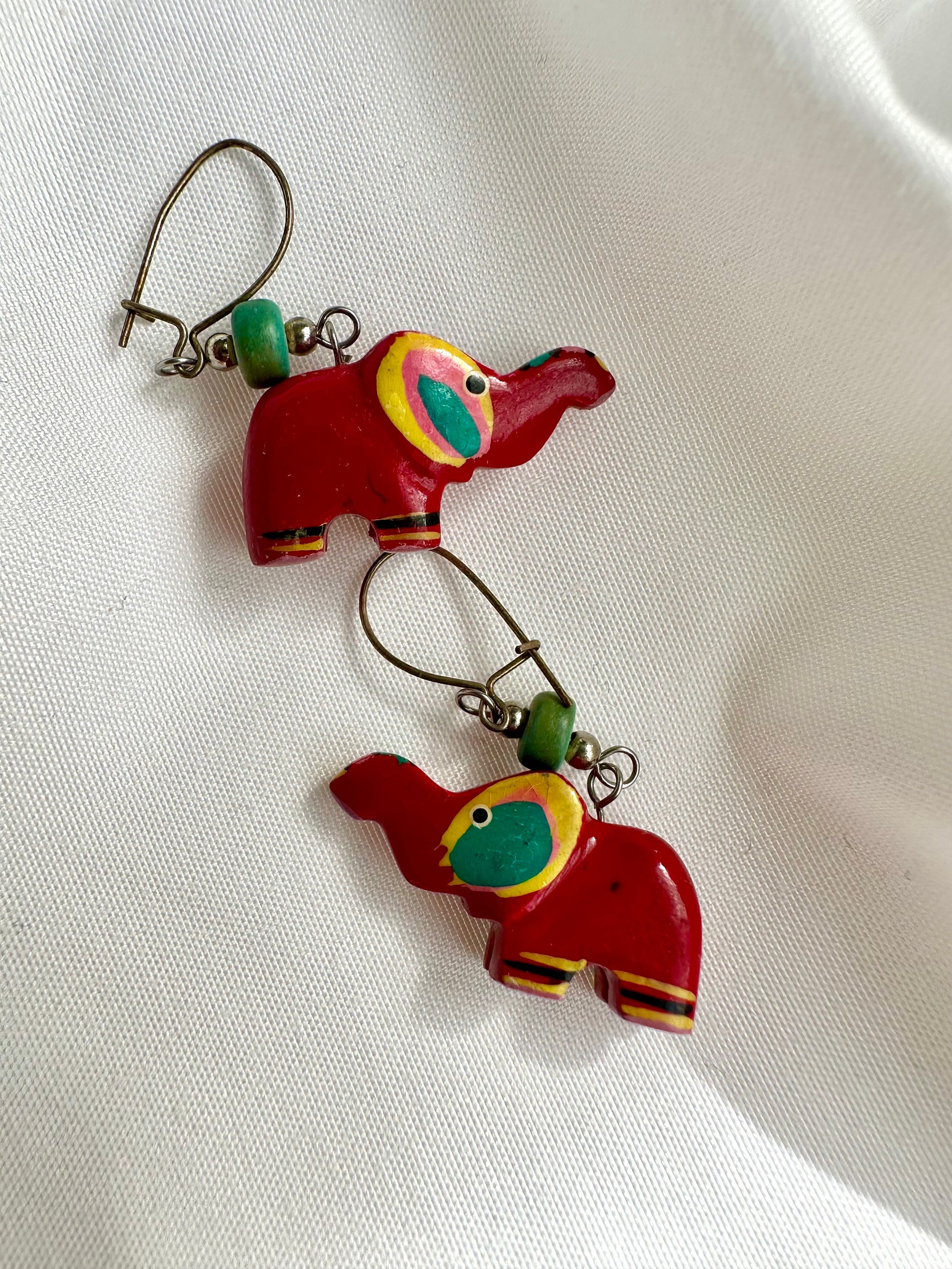 Vintage houten olifant oorbellen, handbeschilderd in rood