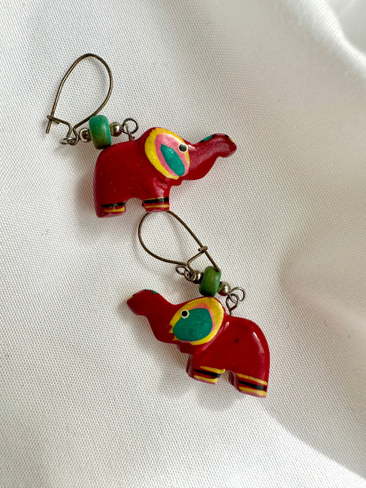 Vintage houten olifant oorbellen, handbeschilderd in rood
