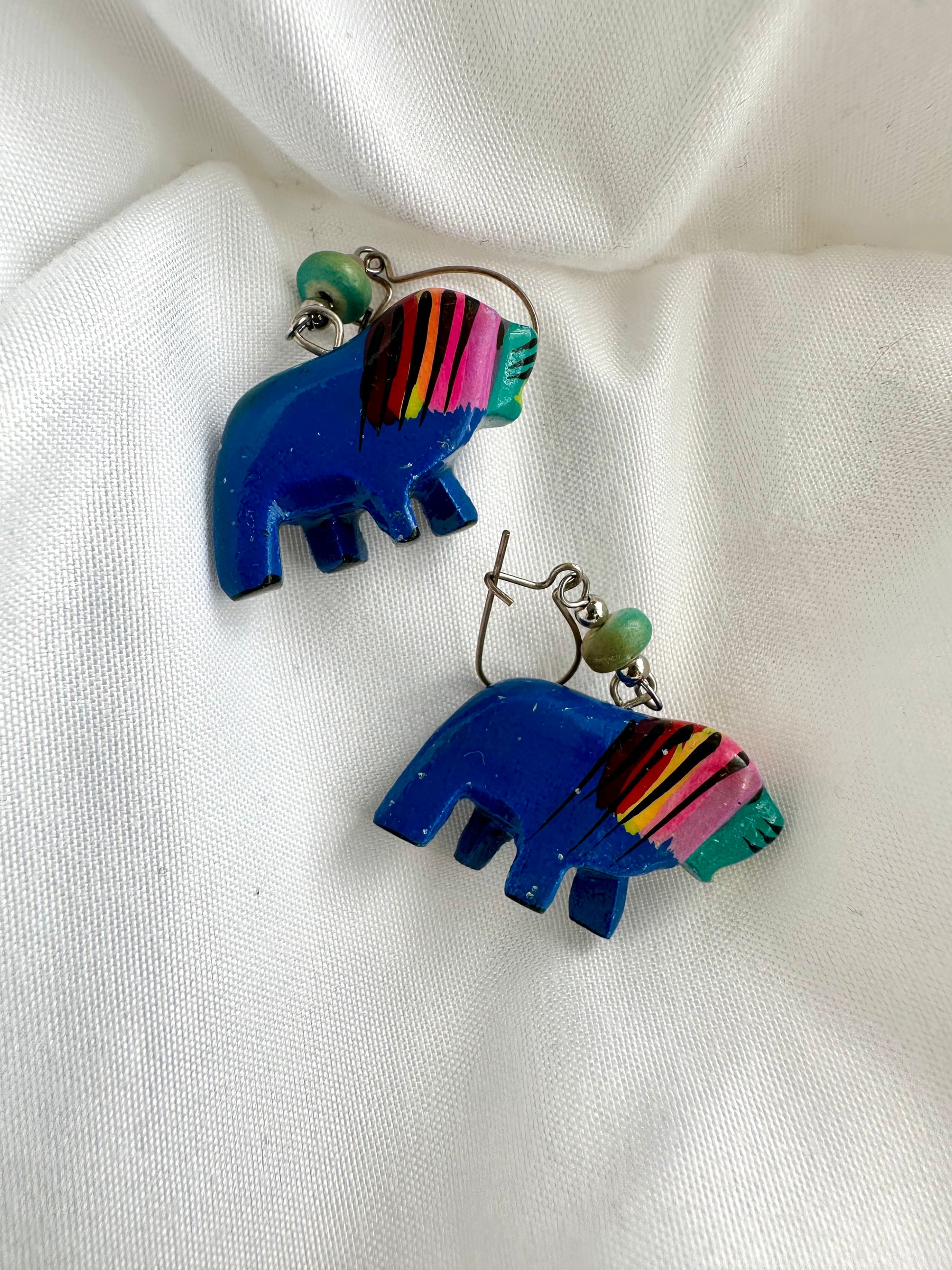 Vintage oorbellen in vorm van leeuw, kleur blauw met regenboog manen