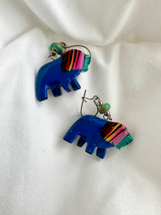 Vintage oorbellen in vorm van leeuw, kleur blauw met regenboog manen