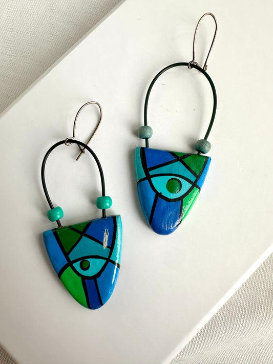 Vintage oorbellen uit jaren negentig met de hand beschilderd in abstracte print