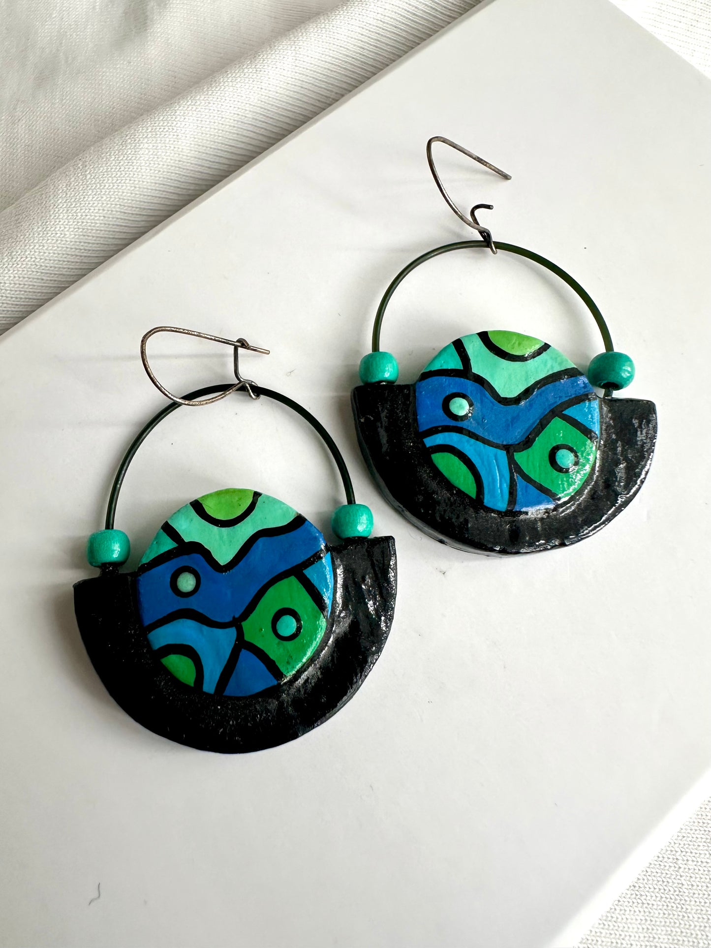 Vintage houten oorbellen, rond, handgeschilderd in turquoise tinten